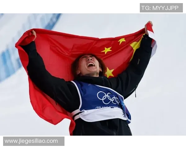 球员身披国旗激情庆祝夺冠温情一幕瞬间感动无数网友